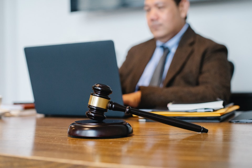 How to Sue an Employer for Misclassification